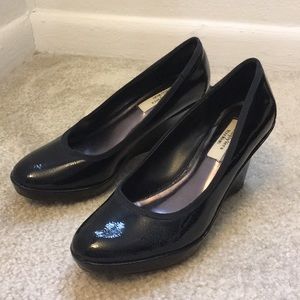 Simply Vera patent leather wedges